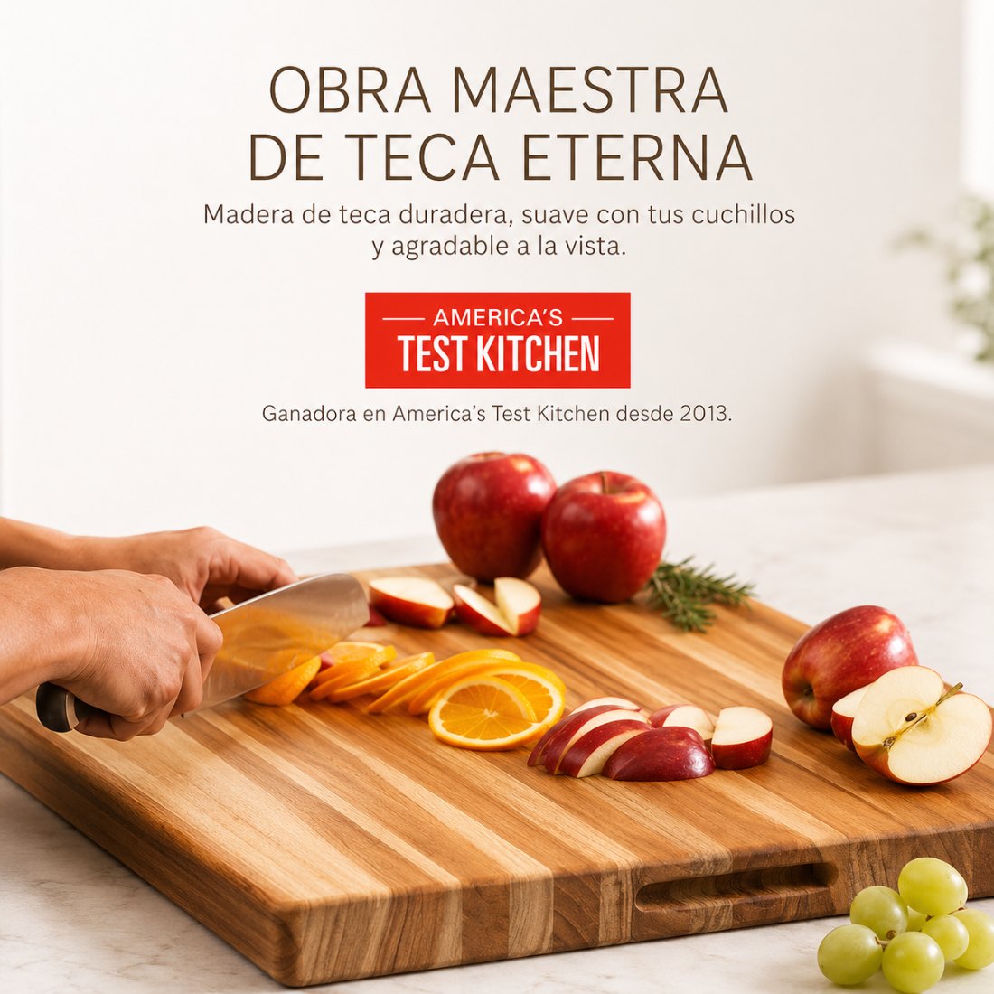 Tabla de teca eterna cortando fruta