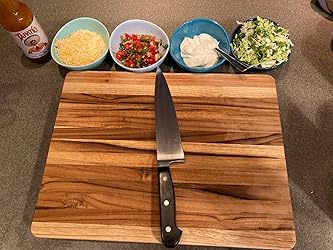 Tabla de teca con cuchillo y guarniciones